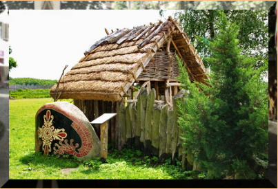 Hütte mit Wappenstein